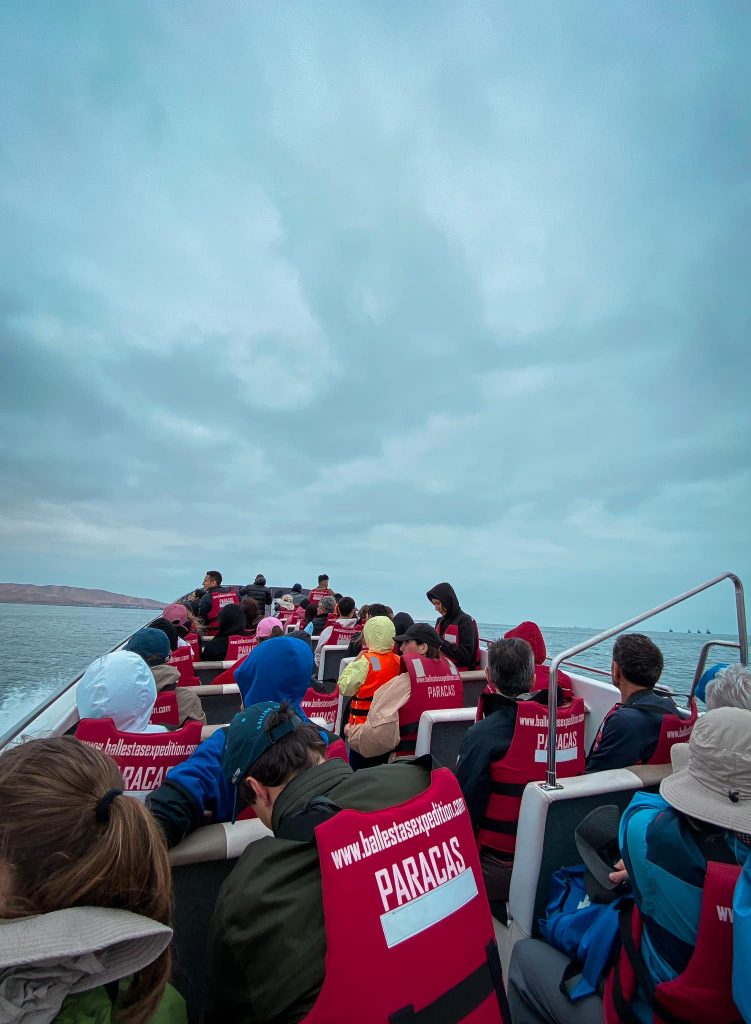 grupo de personas con salvavidas en un bote 