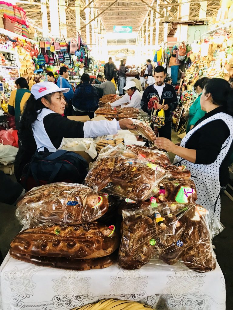 Mercado de San Pedro en la ciudad del Cusco