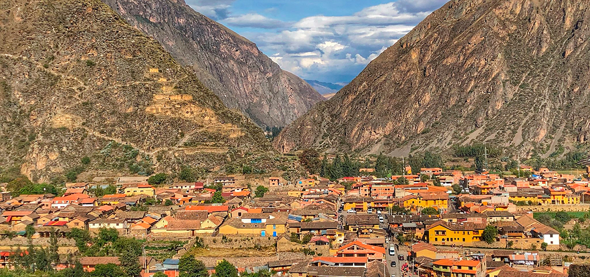 pueblo entre las montañasEn las faldas de los Andes peruanos se alza Ollantaytambo, un sitio arqueológico que lleva en sí la historia de la civilización inca.