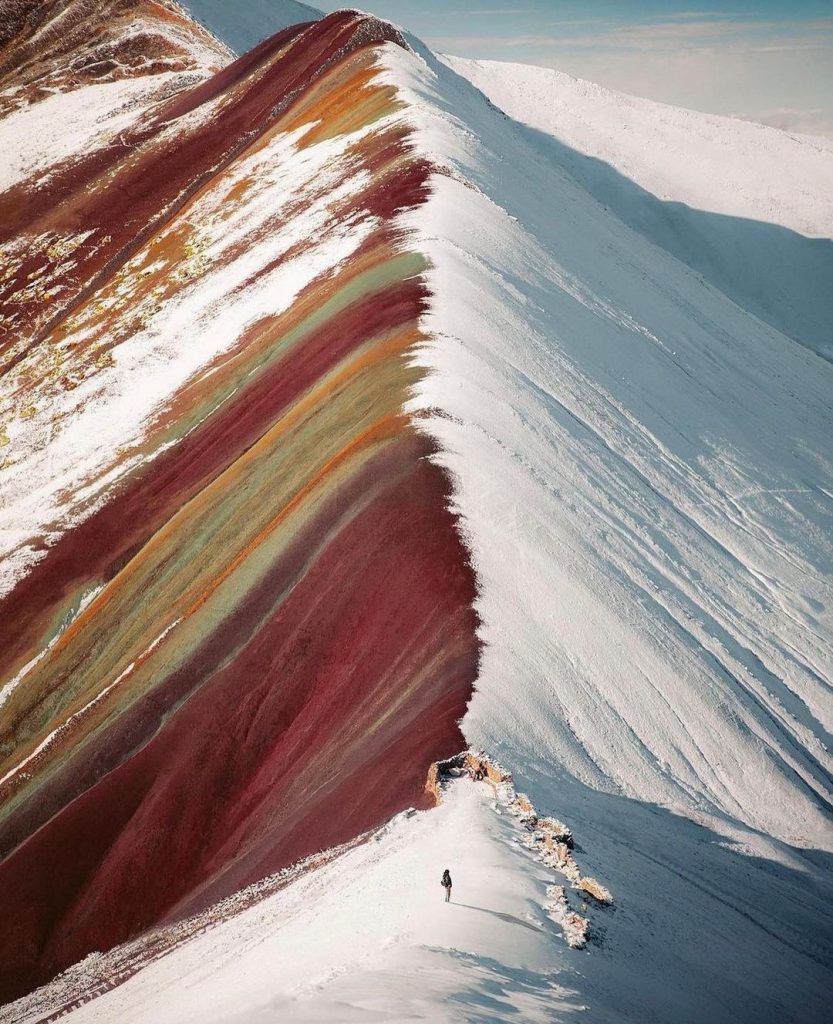 montaña de colores cubierta de nieve 