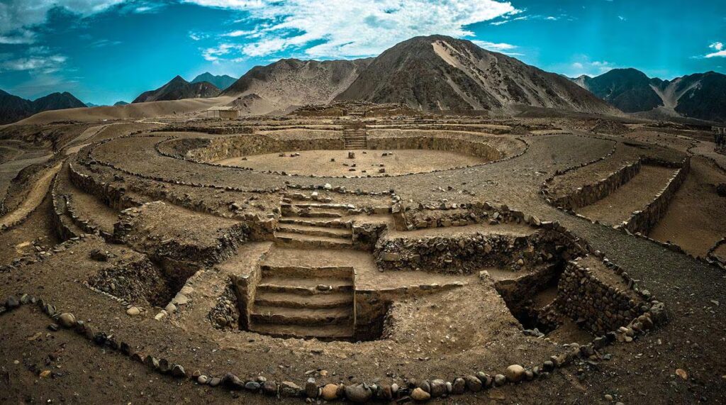 Vista panorámica de la ciudad sagrada de Caral en el valle de Supe, considerada la civilización más antigua del Perú y de América