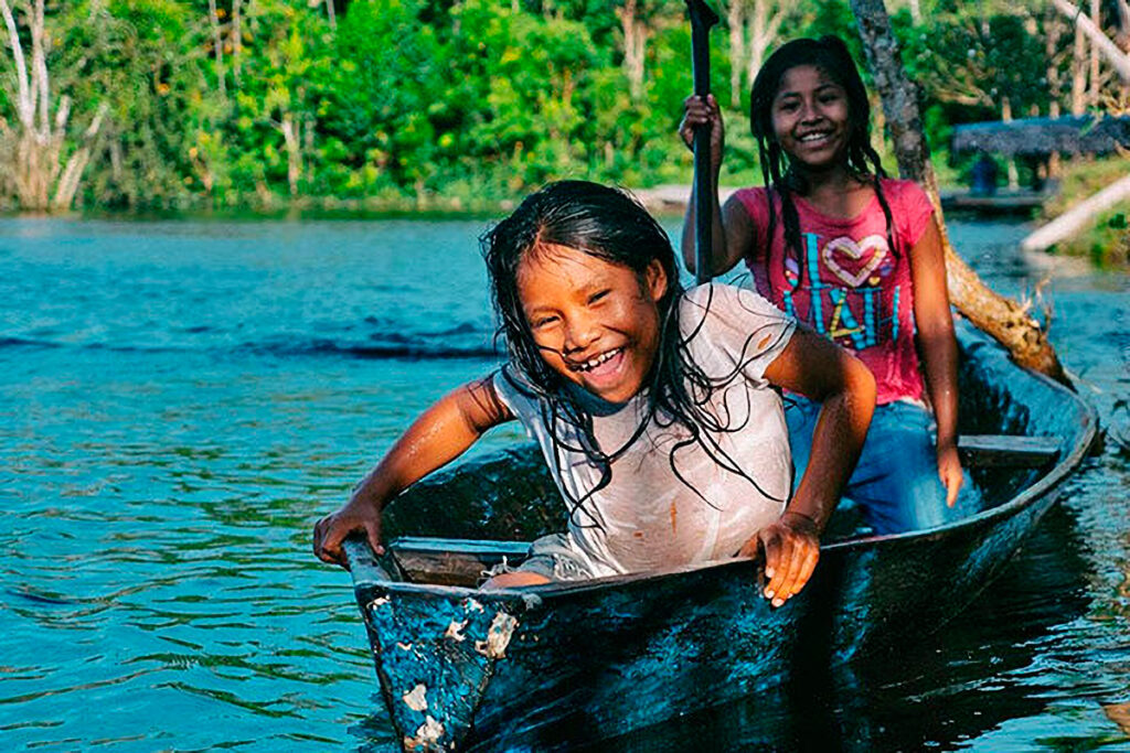 Niñas de la comunidad nativa Mishana navegando en una canoa en el río Nanay