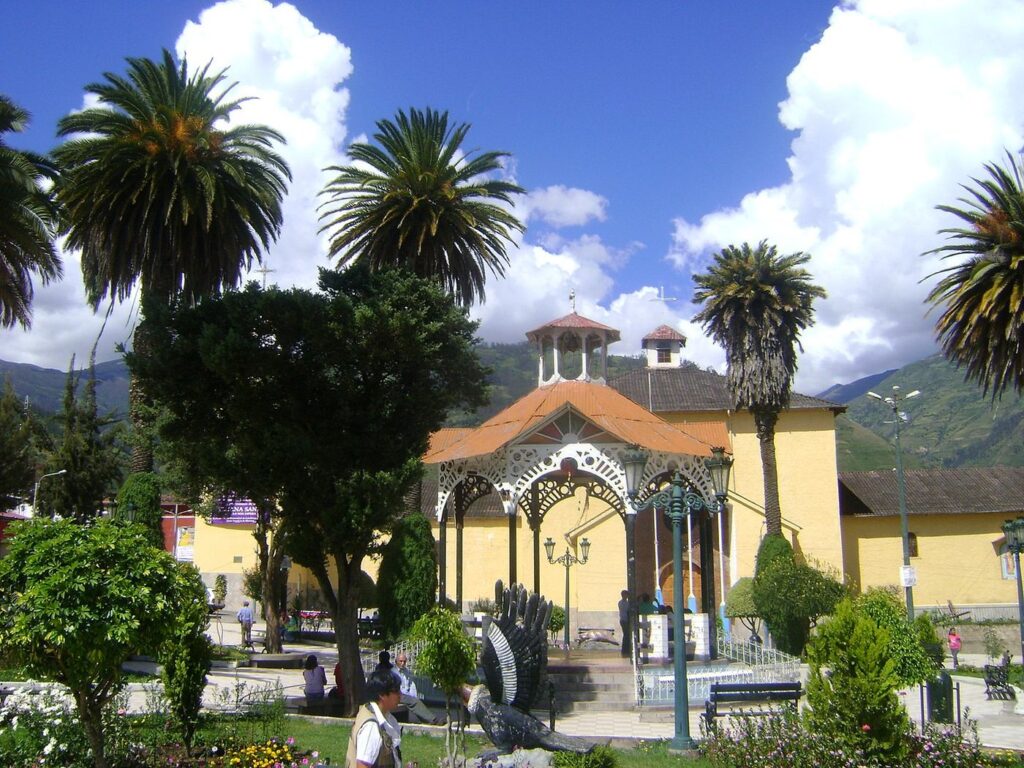 Plaza principal de Curahuasi en Apurímac, punto de referencia para visitar el complejo arqueológico de Saywite