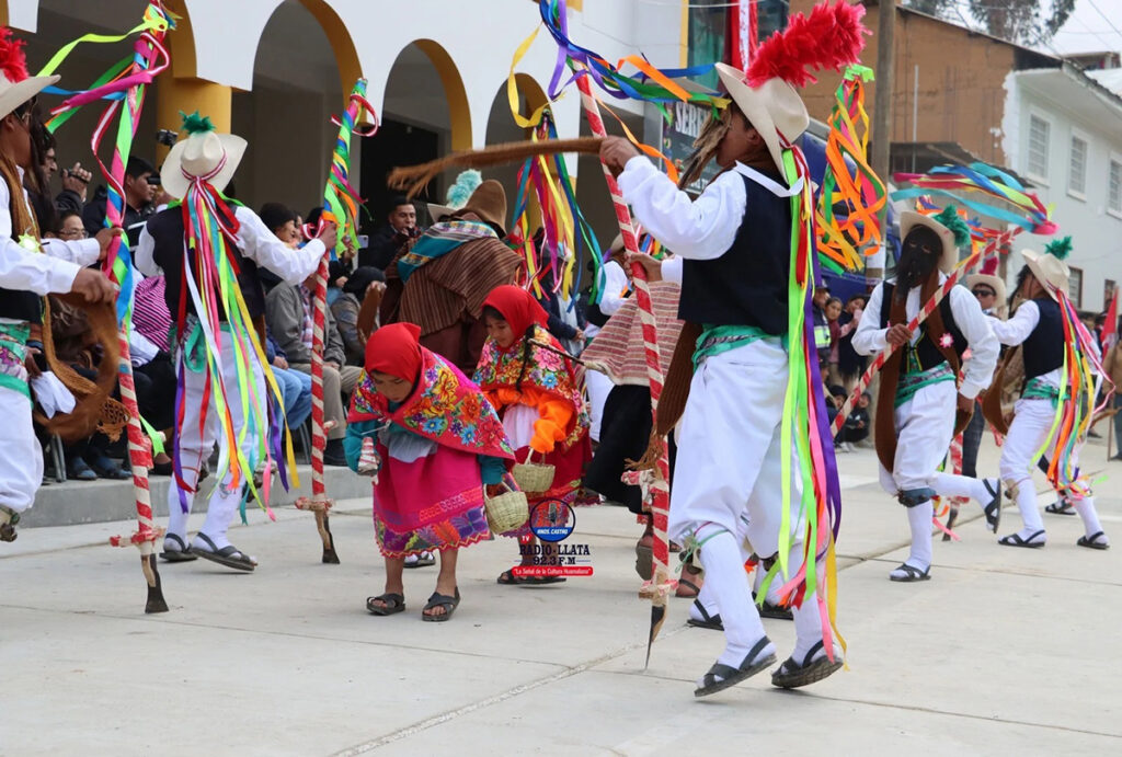 Danza Tatash en una celebración tradicional de Huánuco, con bailarines y vestimenta colorida que reflejan prácticas culturales ligadas al calendario agrícola