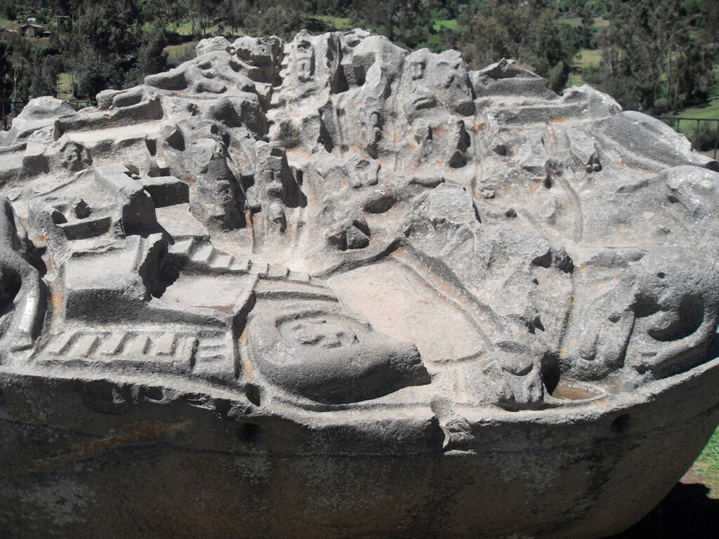 Relieves tallados en la Piedra de Saywite que muestran figuras animales, terrazas y cursos de agua entrelazados