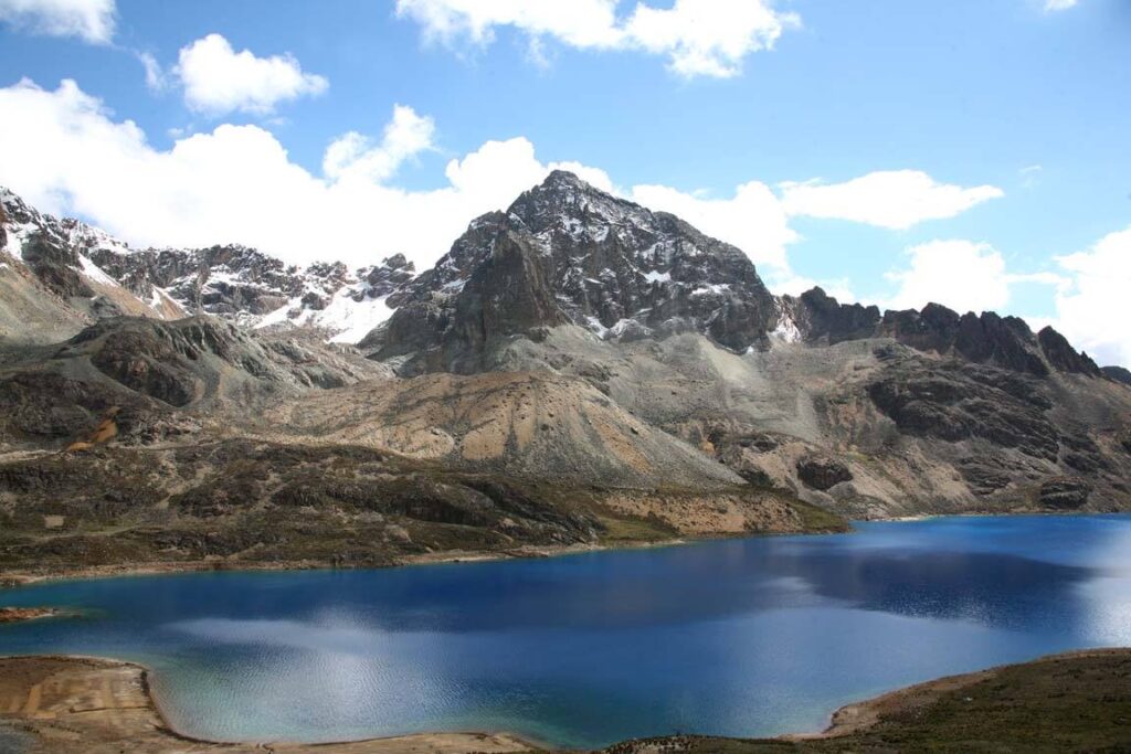 Cordillera y paisajes altoandinos en la Reserva Nacional de Junín, con montañas nevadas y la puna central del Perú