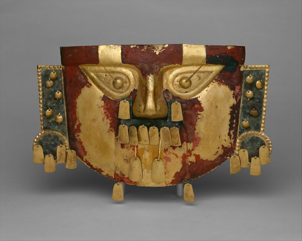 Máscara de oro Sicán procedente de Huaca Loro, símbolo del poder religioso y la maestría metalúrgica del norte del Perú