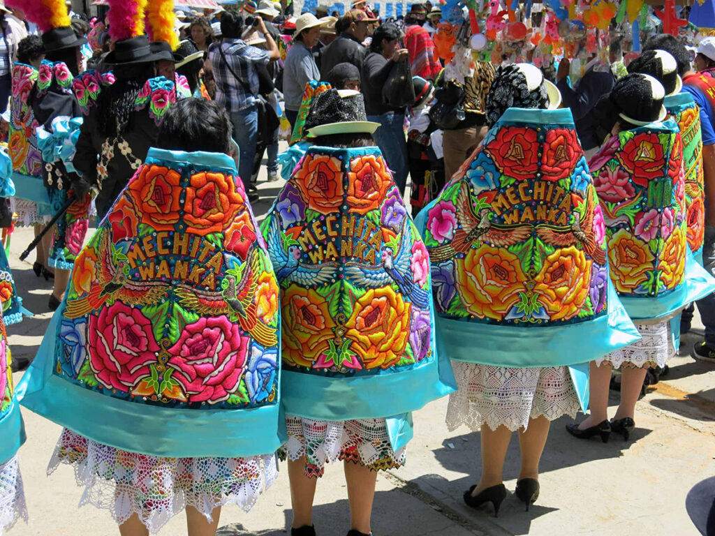 danzantes con trajes coloridos durante una festividad tradicional en huancayo