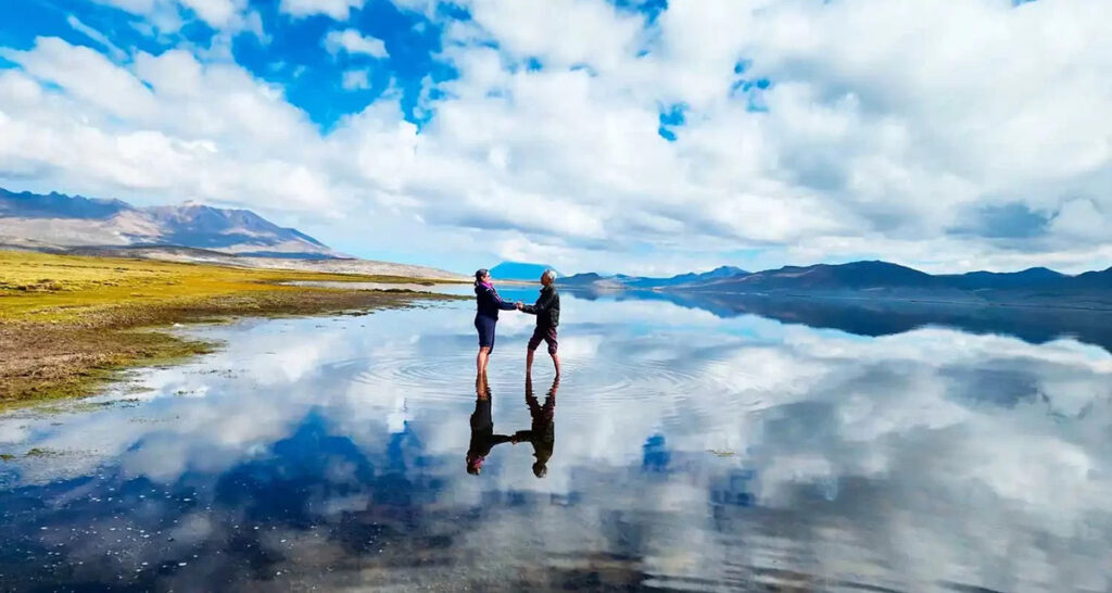 Visitantes en los paisajes reflejados de la Reserva Nacional Salinas y Aguada Blanca
