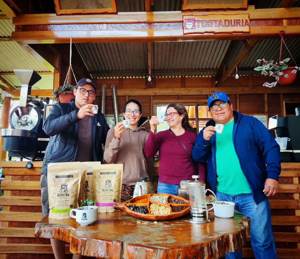 Turistas disfrutando una cata de café en la Finca La Torre, Villa Rica, Pasco, durante una experiencia de turismo vivencial en la selva central del Perú