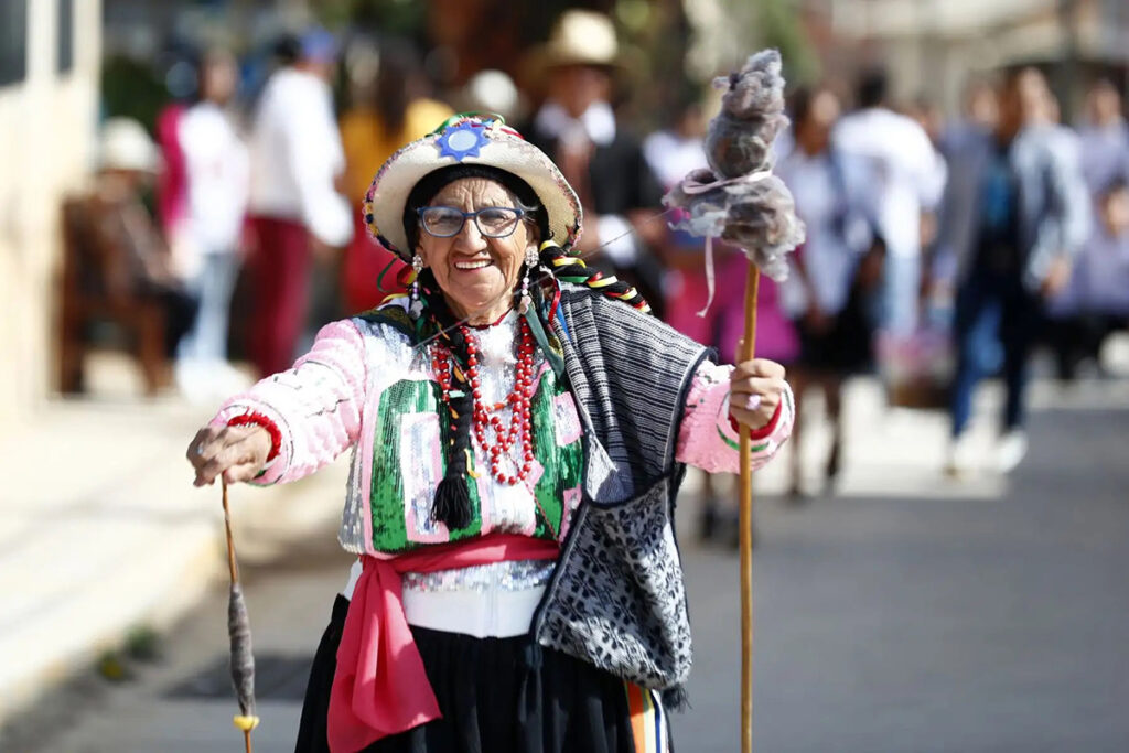 Mujer de Leymebamba con vestimenta tradicional durante la fiesta de la Virgen del Carmen en la región Amazonas
