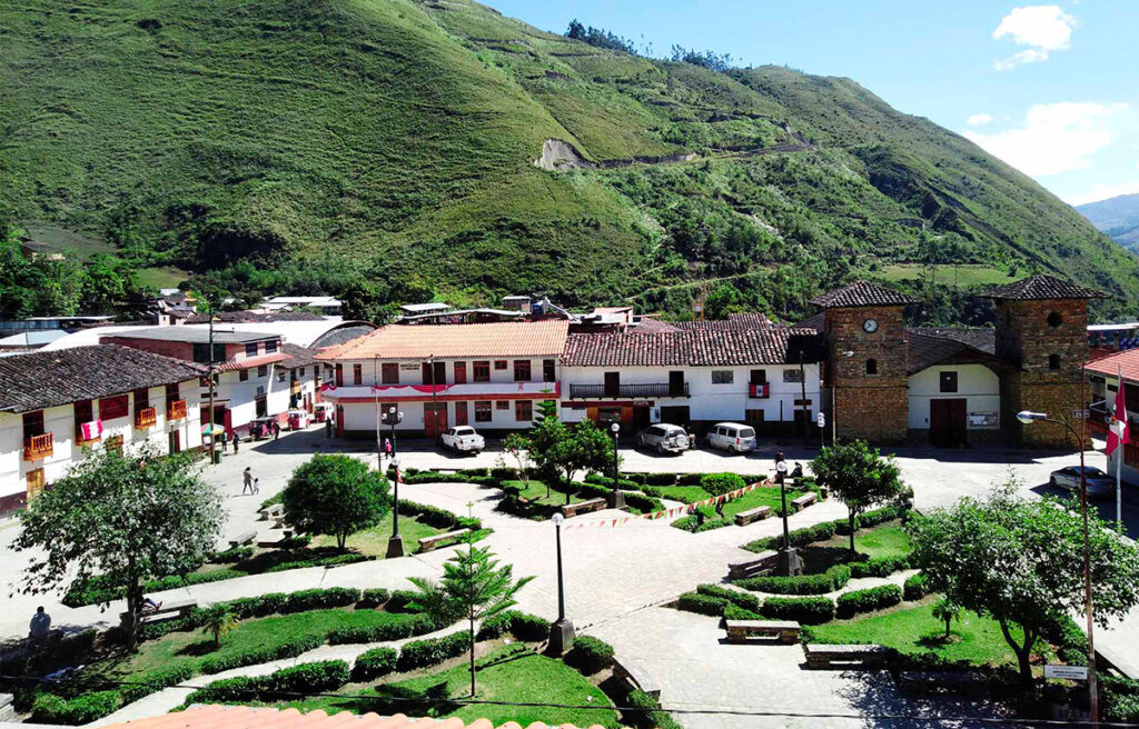 Plaza principal de Leymebamba con sus casas tradicionales de piedra y teja, rodeadas de montañas verdes en la región Amazonas