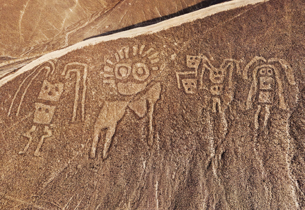 Conjunto de geoglifos conocidos como La Familia Real en Palpa, grabados sobre una ladera del desierto peruano, con figuras humanas estilizadas que miran hacia el valle