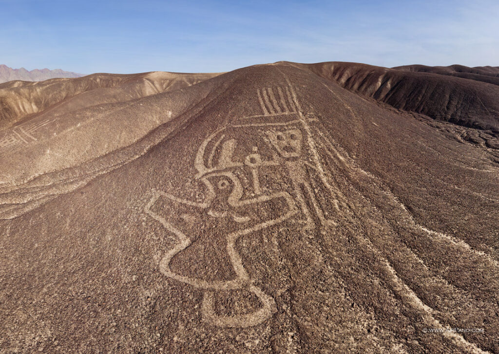 Figura antropomorfa de los geoglifos de Palpa grabada sobre una ladera del desierto peruano, considerada una de las representaciones más antiguas del arte geoglifo andino