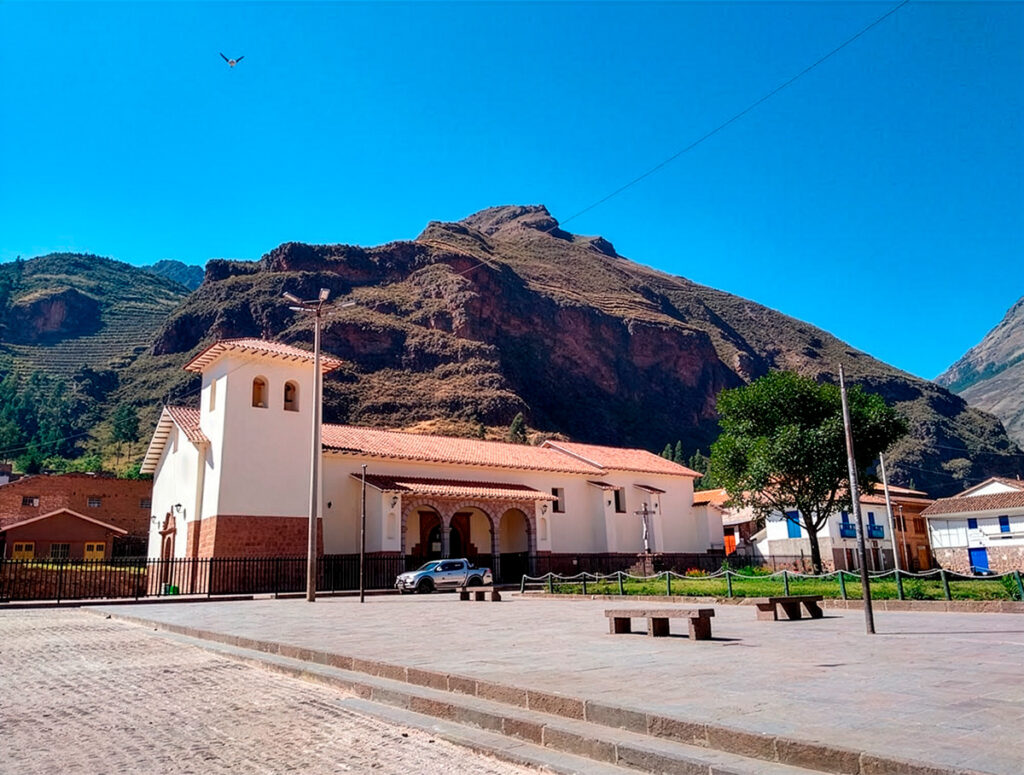 Vista del pueblo de Pisac en el Valle Sagrado, con la plaza principal y el entorno montañoso que rodea el acceso desde Cusco