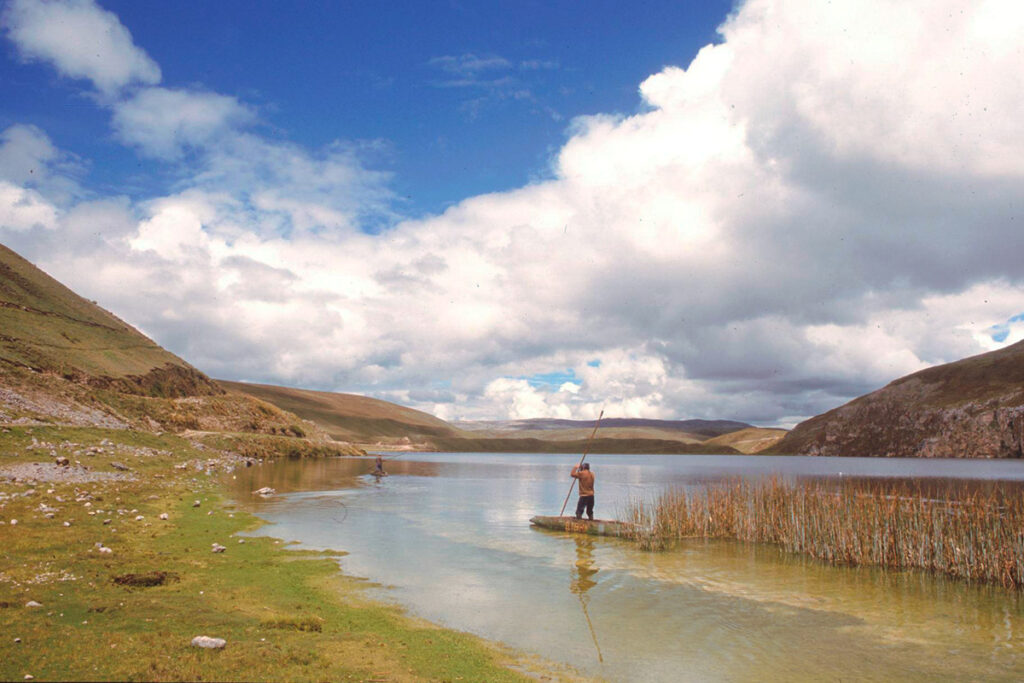 Vista del pueblo de Ondores a orillas del Lago Junín con pescadores en embarcaciones artesanales