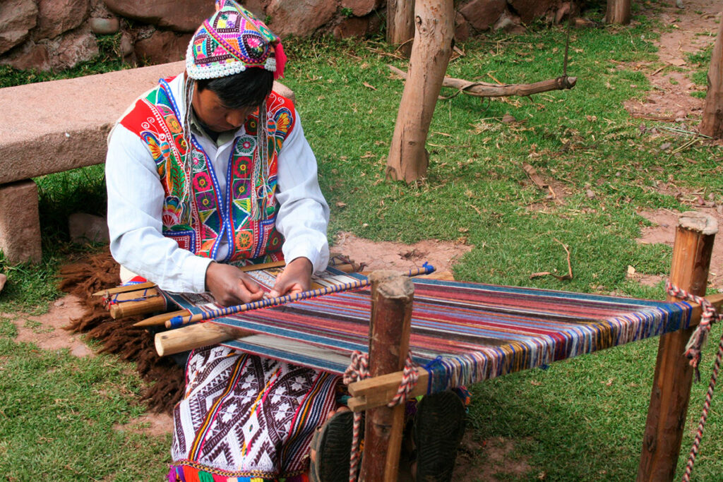 tejedor andino en telar tradicional en el Valle Sagrado, Cusco