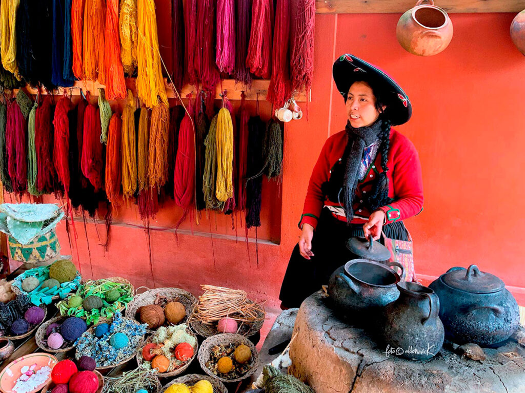 mujer andina preparando tintes naturales para lana en taller textil de Cusco
