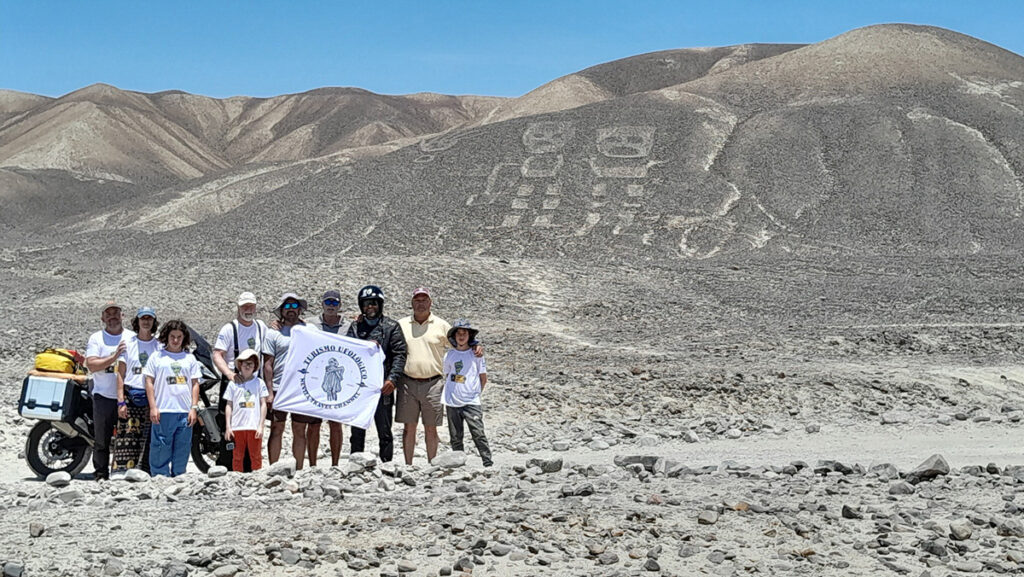 Grupo de visitantes observando los geoglifos de Palpa desde una ladera del desierto peruano, durante un recorrido guiado por los miradores del valle