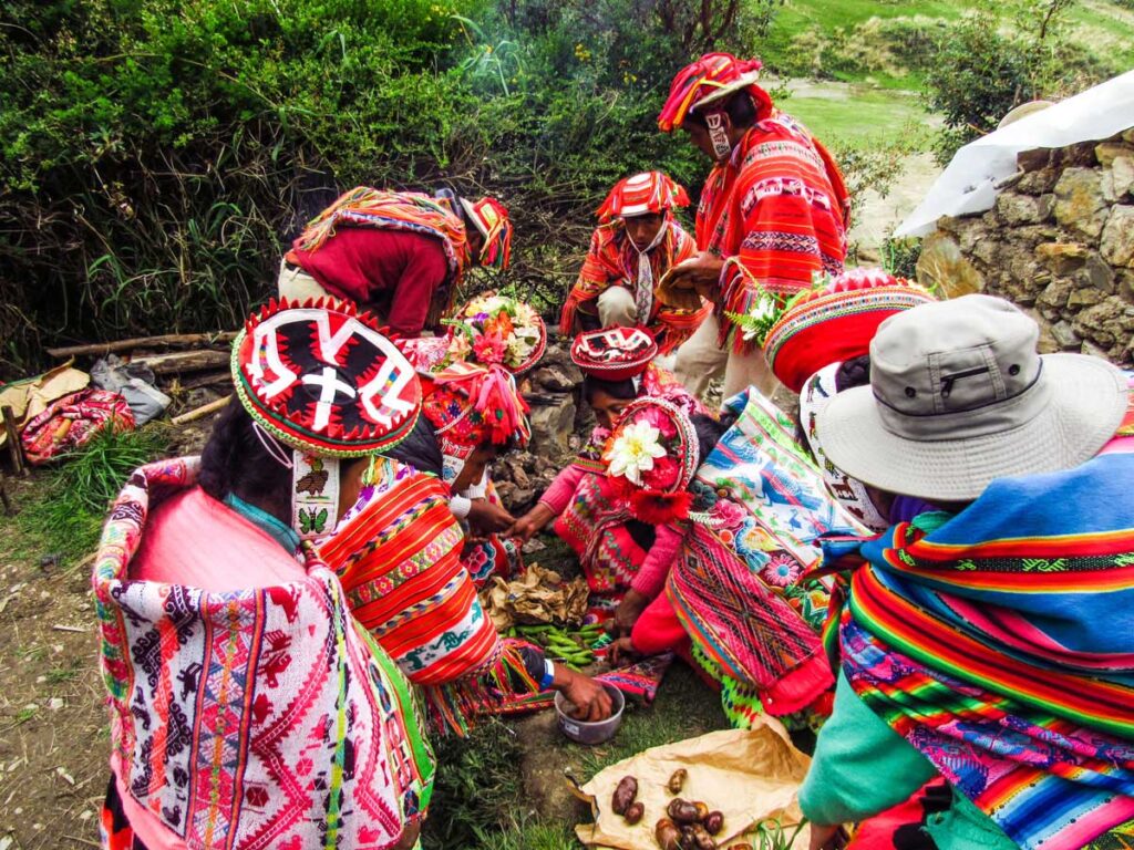 comunidad de Willoq en el Valle Sagrado con trajes tradicionales durante taller de tejido