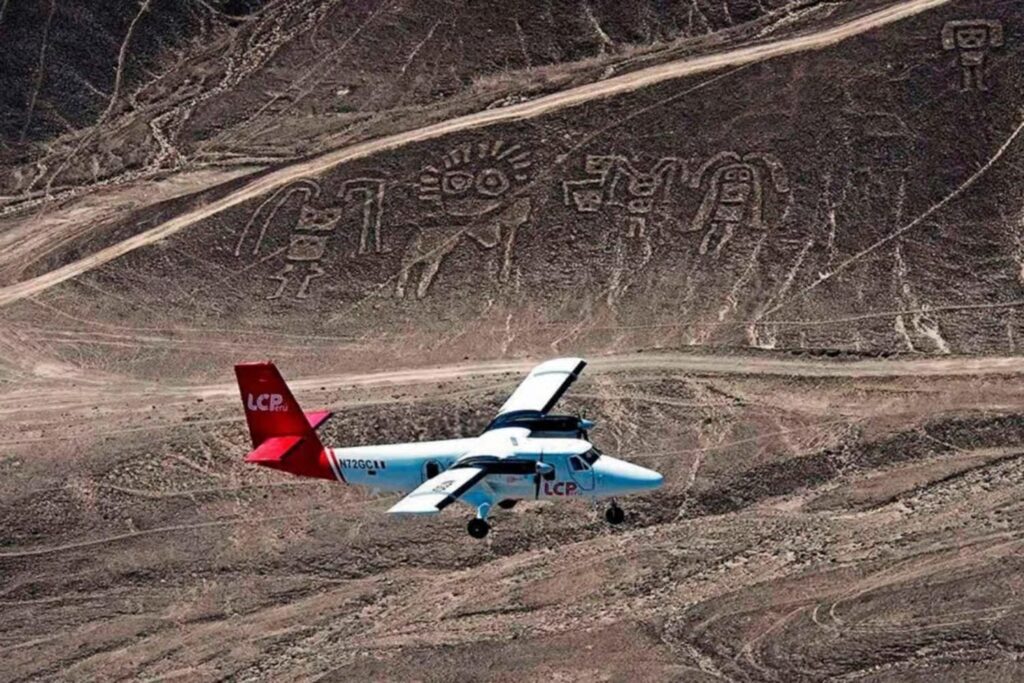 Avioneta sobrevolando el geoglifo del Astronauta y otras figuras en las colinas de Nazca