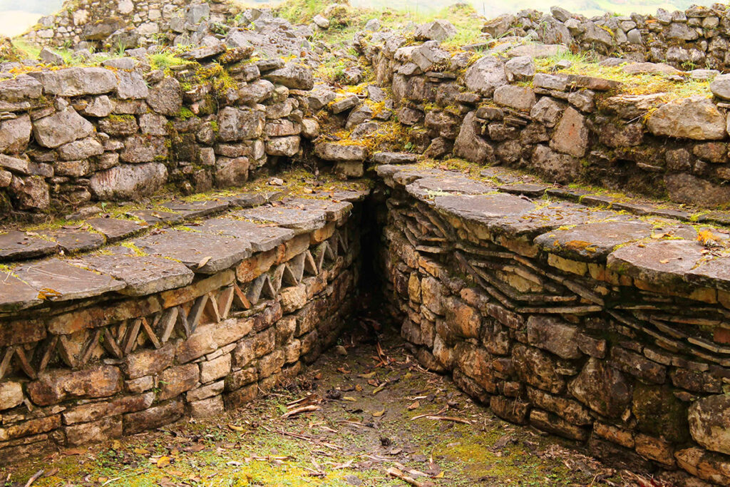 Frisos geométricos en piedra dentro de Kuélap, ejemplo del arte arquitectónico y simbólico de la cultura chachapoya