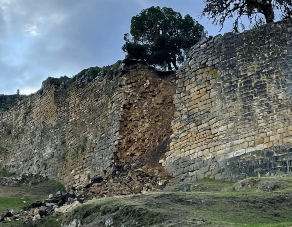 Muralla de piedra de Kuélap con parte colapsada, muestra de la magnitud y fragilidad de la fortaleza ancestral de los Chachapoyas