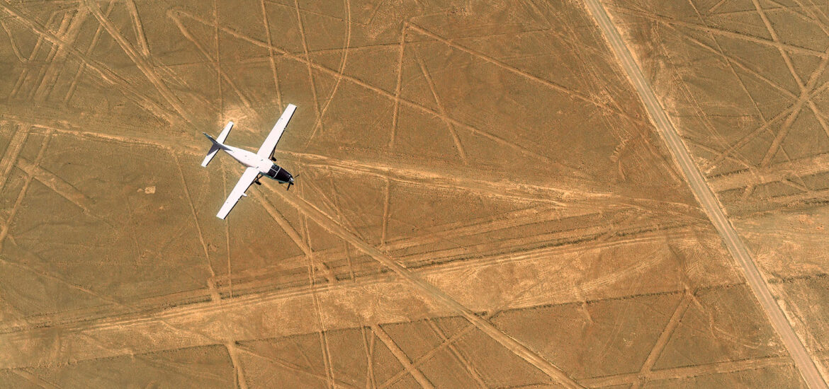 Aeroplano sobrevolando las líneas de nazca en perú