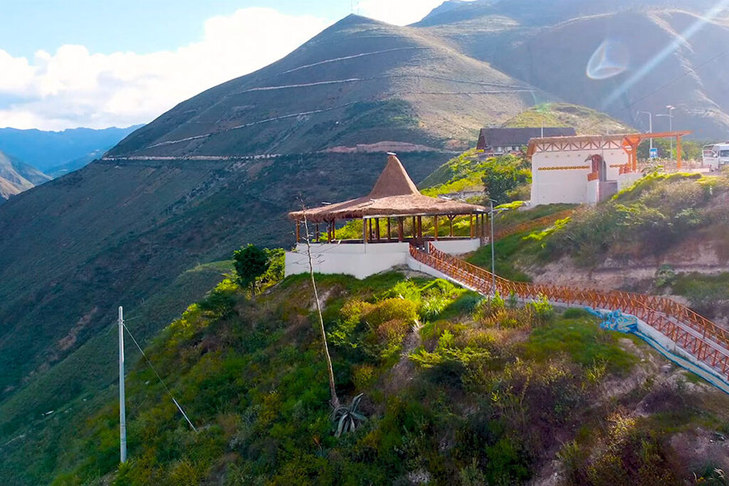 Teleférico de Kuélap en Nuevo Tingo, acceso principal que conecta el valle con la fortaleza ancestral en los Andes nororientales