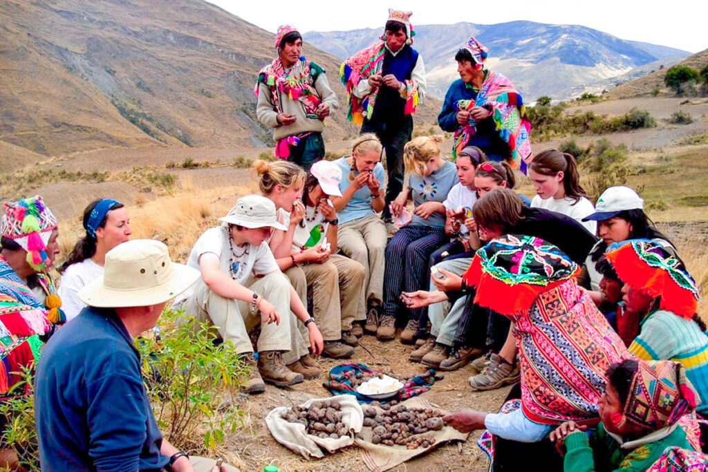 Comuneros del Valle Sagrado comparten una jornada agrícola con viajeros como parte del turismo comunitario en Perú