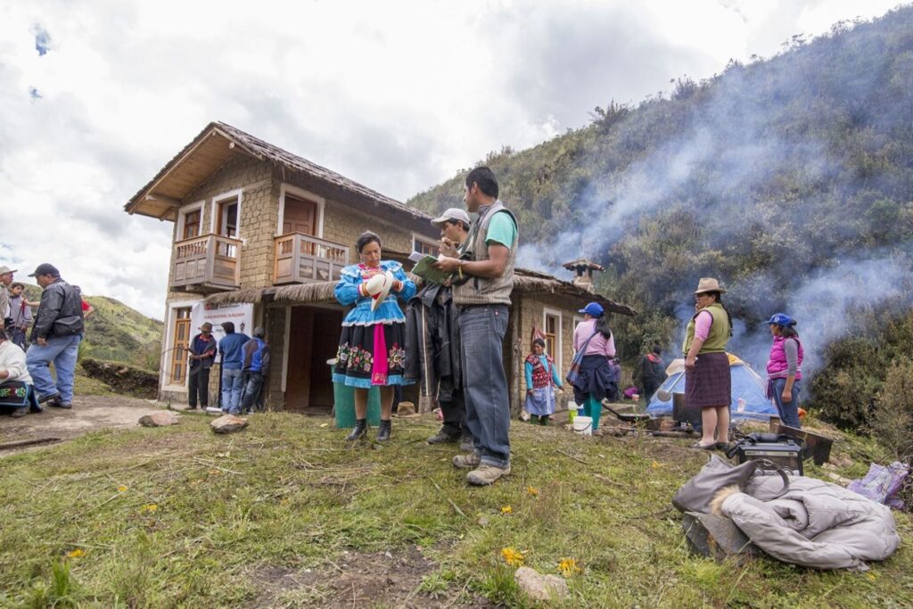 Comunidad andina reunida frente a una casa tradicional en los alrededores del Huascarán