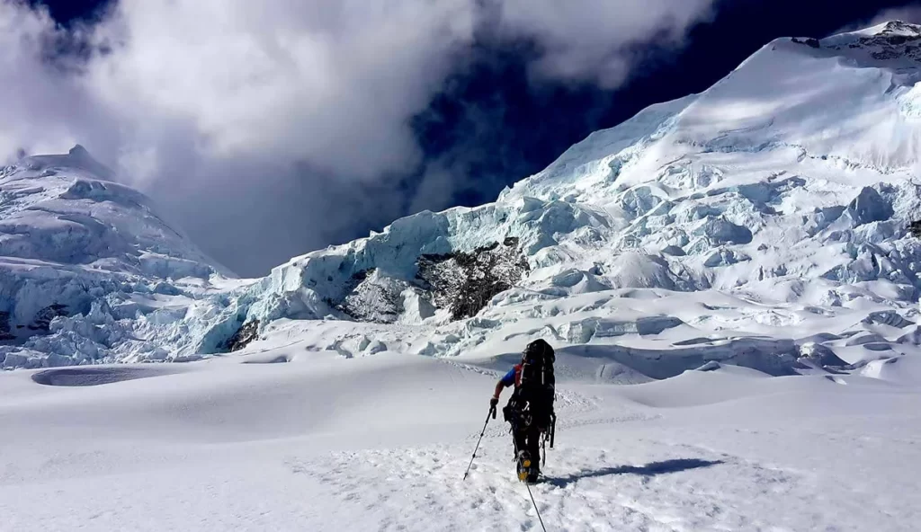 Montañista avanzando sobre la nieve rumbo a los glaciares del Nevado Huascarán