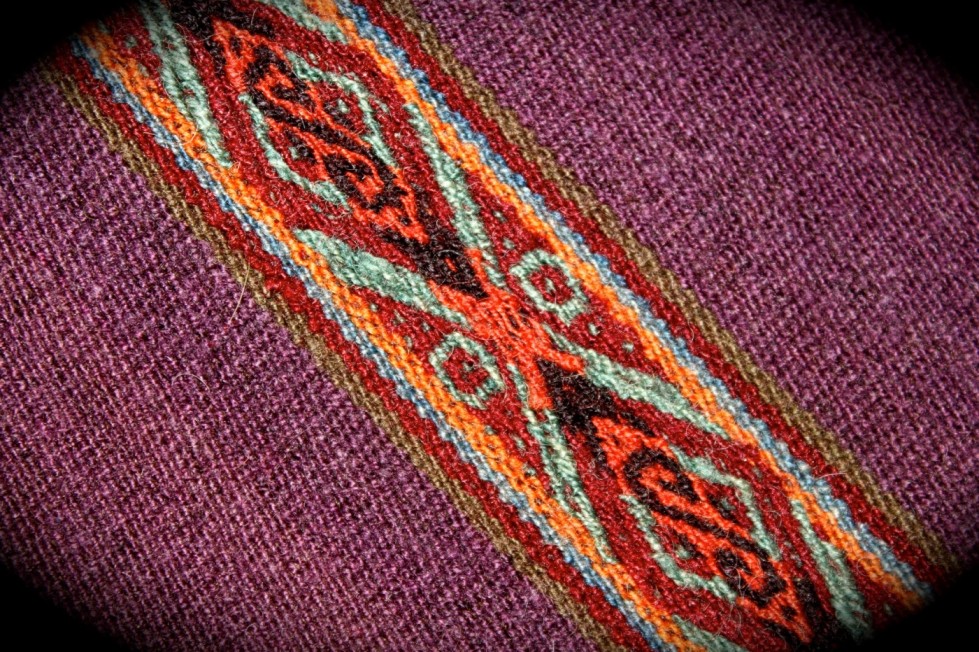 Textil cusqueño con representaciones iconográficas