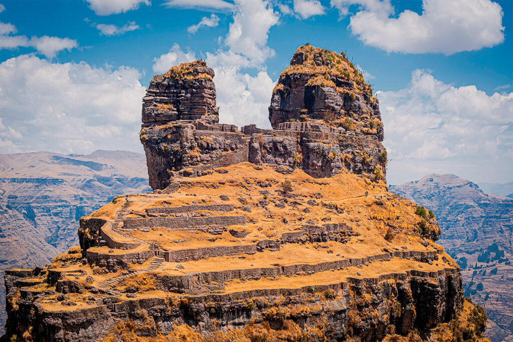 Cuernos de Waqrapukara destacan en las alturas del Cusco