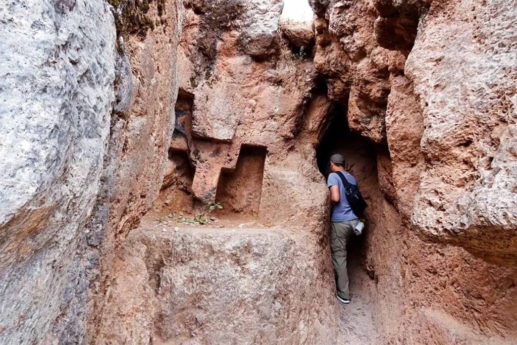 Turista ingresando a las chinkanas de Sacsayhuamán