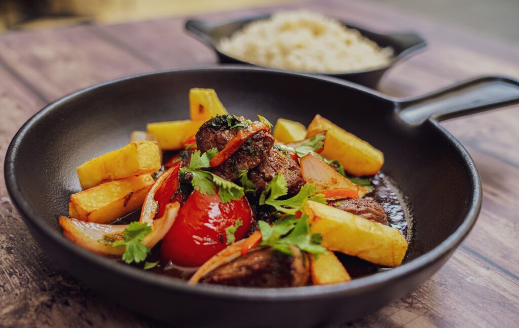 Plato de lomo saltado