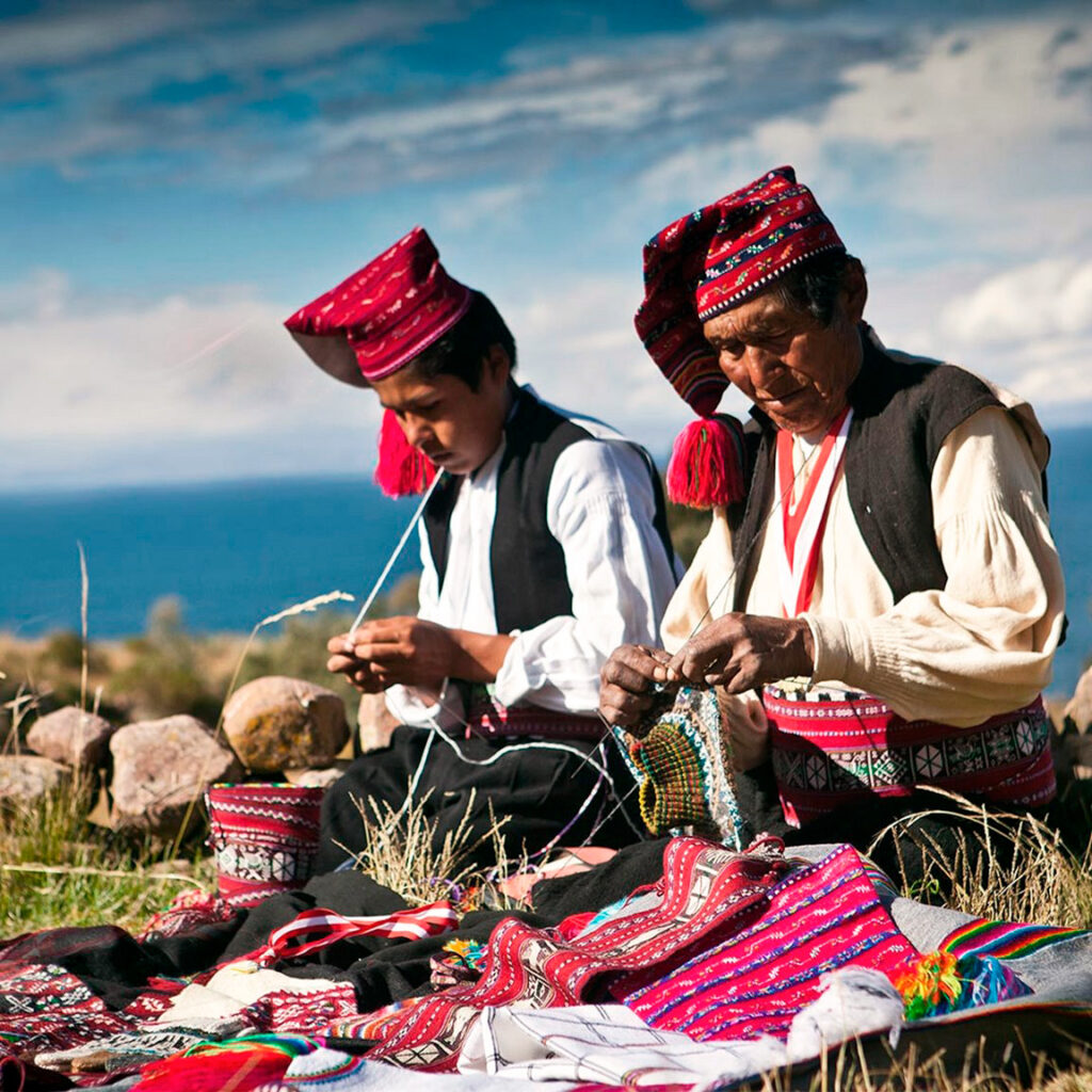 artesanos de la isla de Taquile