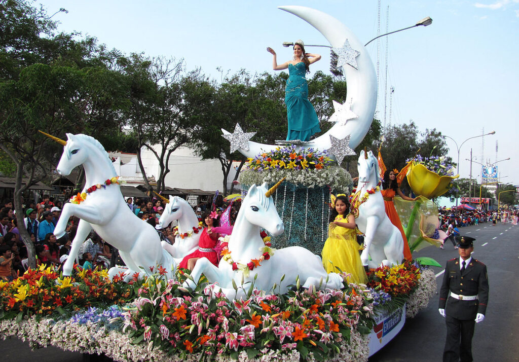 Desfile de carros alegóricos en el Festival de la Primavera en Trujillo