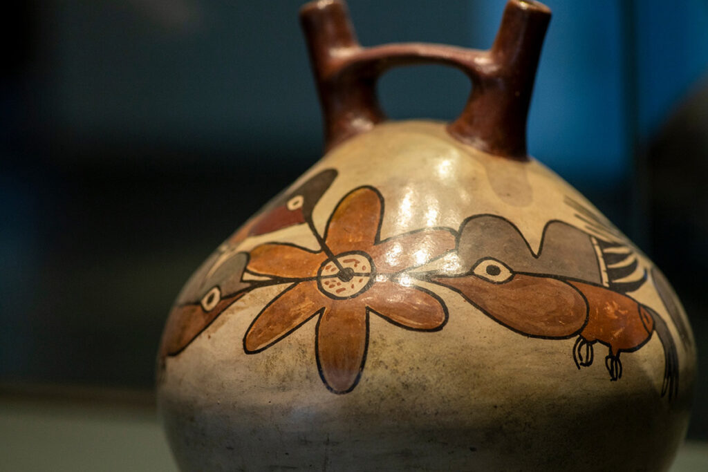 cerámica nazca con motivos de colibríes