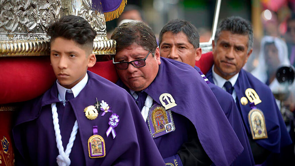 Devotos con túnicas moradas del señor de los milagros