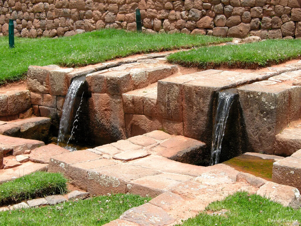 Canales y fuentes escalonadas de Tipón, sistema de ingeniería hidráulica inca en el Valle Sur de Cusco