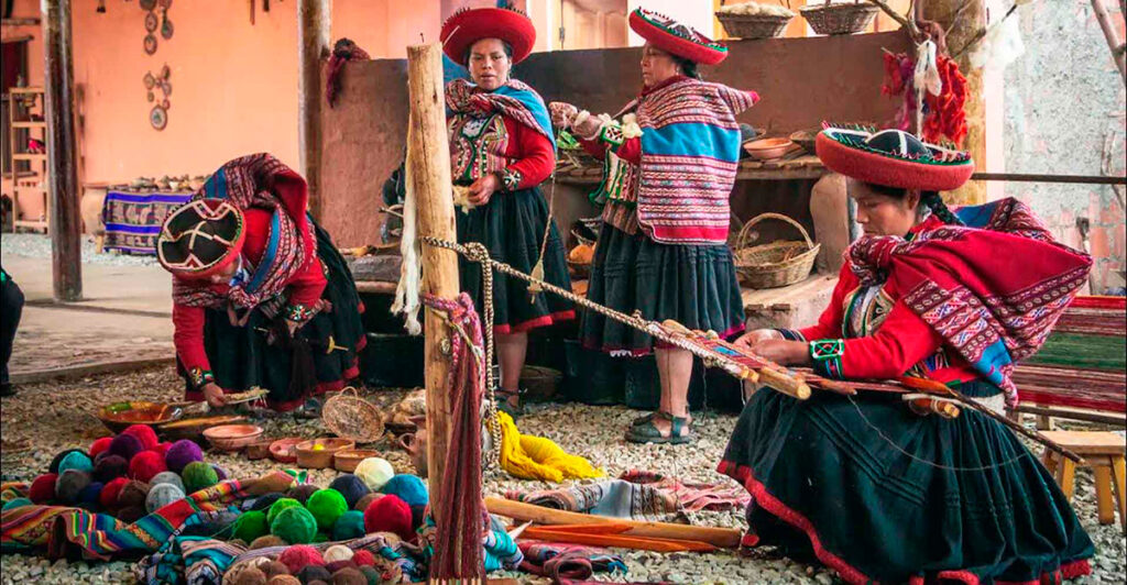 Tejedoras de chinchero hilando lana