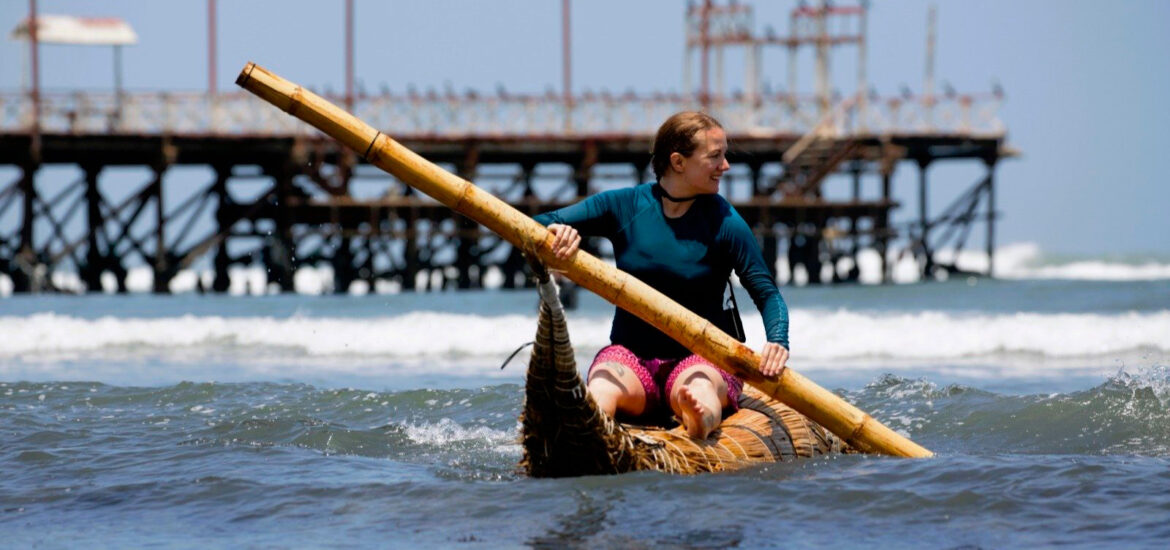 Surf en caballitos de totora Huanchaco