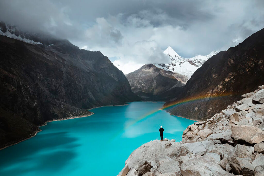 La laguna Parón se encuentra entre los nevados de la cordillera blanca 