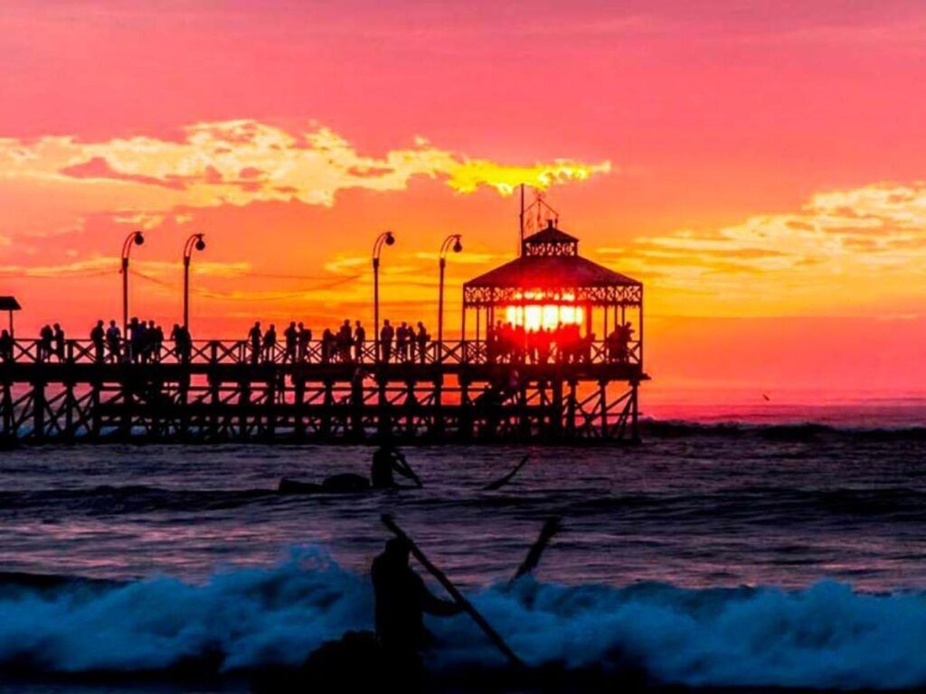 Las hermosas playas del Huanchaco al atardecer