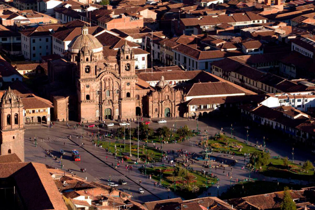 Plaza de Armas de Cusco con la Catedral y la Iglesia de la Compañía de Jesús al atardecer