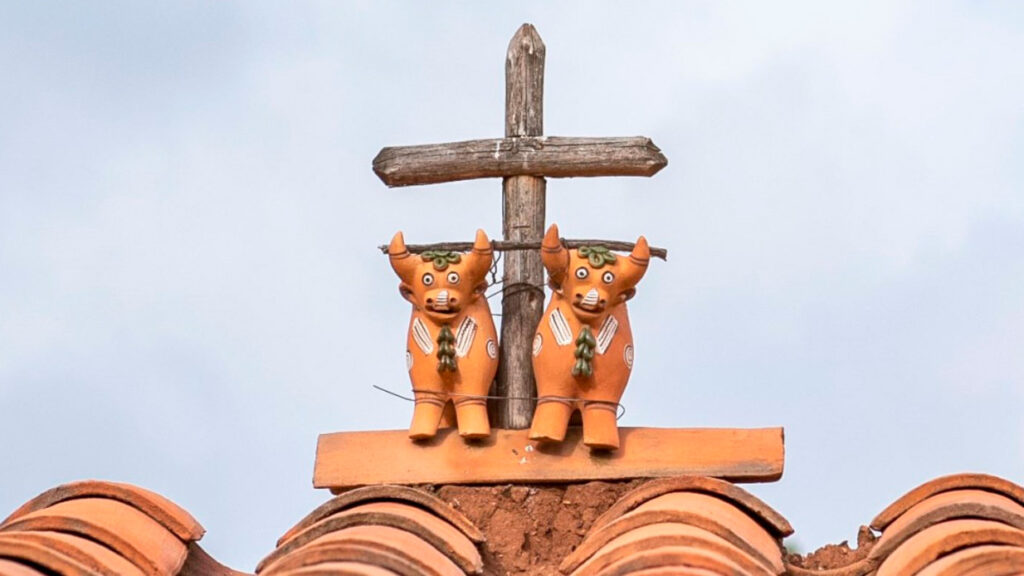 Toritos de Pucará en los tejados andinos