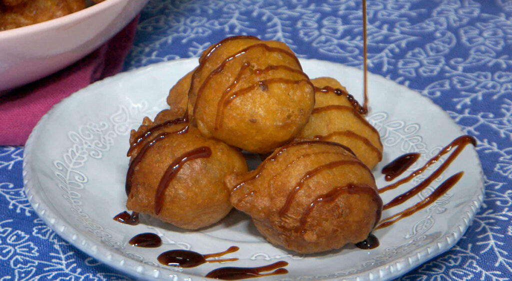 Buñuelos cajamarquinos con miel de chancaca