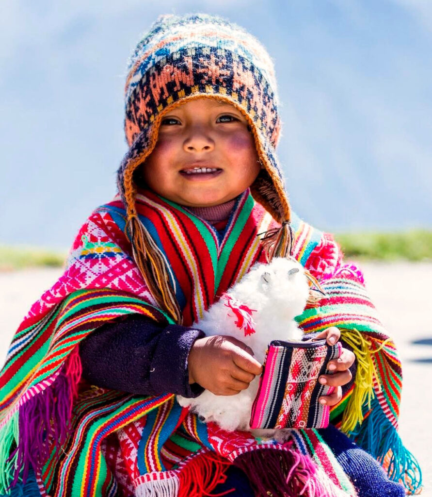 Niño con chullo y poncho