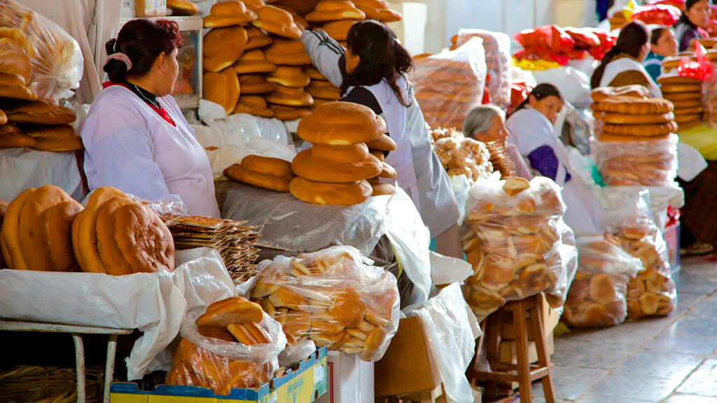 puesto de panes chuta en el mercado de san pedro